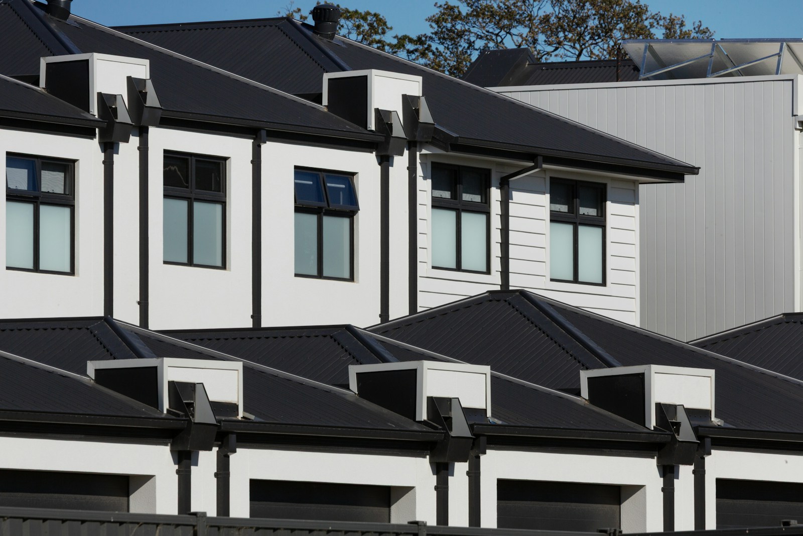澳洲維州 Beaconsfield 的現代住宅,白色外牆與深色屋頂